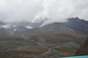 云雾缭绕的壮美山间景色