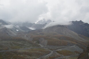 云雾缭绕的壮美山峦景色