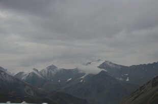 阴云下的壮丽雪山景观