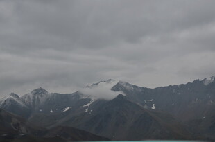 云雾缭绕的雪山湖泊景观