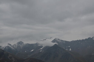 云雾缭绕的壮丽雪山景观