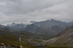 山间公路 云雾缭绕的美景
