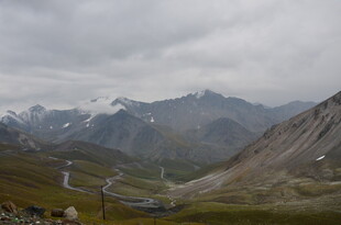 山间公路 云雾缭绕的美景