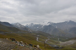 山间公路 云雾缭绕的美景