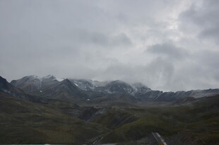 云雾缭绕的壮丽山脉景观