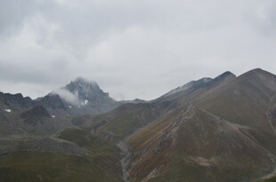 云雾缭绕的壮丽山脉
