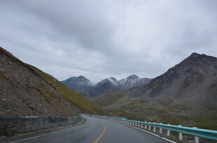 山间公路蜿蜒于壮丽景色中