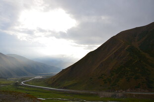 山间蜿蜒公路美景