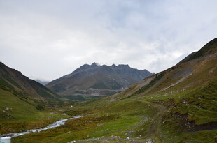山间绿野溪流美景