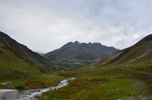 山间溪流伴青山美景