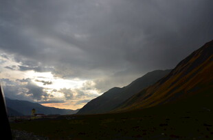 山间暮色中的阴云景象
