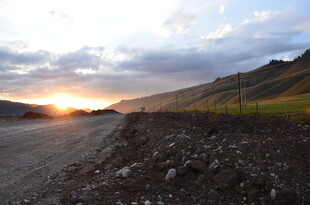 夕阳下的旷野之路