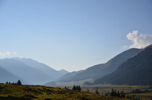 壮丽山景 蓝天白云下的风光