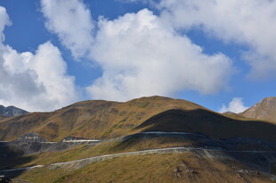 山间公路伴蓝天白云