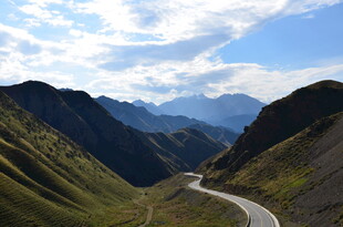 山间蜿蜒公路美景