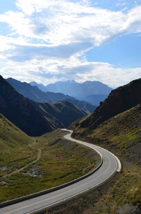 蜿蜒山路穿行于壮美山峦