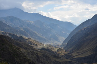 壮丽山谷间的山脉风光