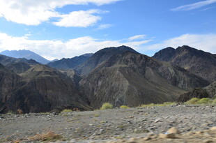 壮丽山景 广袤蓝天之下