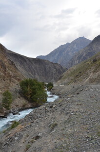 山间溪流伴巍峨山脉