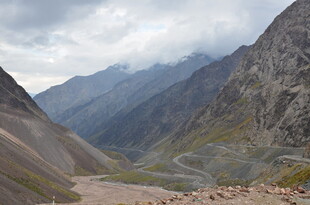 山间蜿蜒公路 壮美风光