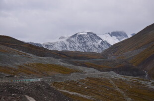 山间雪景 展现自然之美