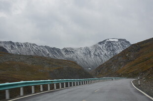 蜿蜒公路旁的雪山景致
