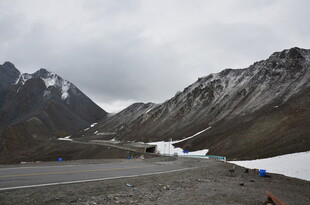 雪山下的开阔道路景观