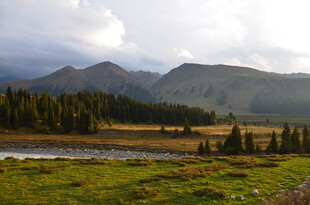 山间草原湖泊自然美景