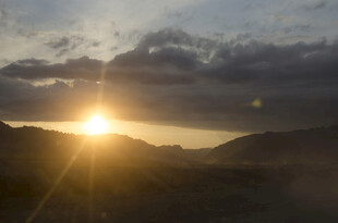 日出时分的壮丽山峦景色