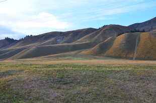 广袤草原与起伏山峦