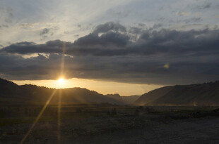 日落时分的壮丽山间景象