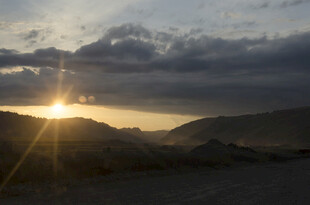 日落时分的壮丽山景