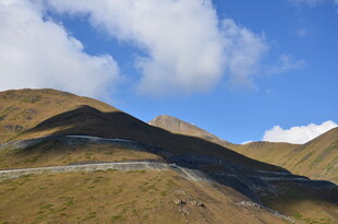 山间公路 蓝天白云相伴