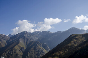 壮丽山景与蓝天云朵