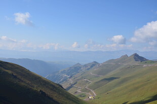 高山美景 蓝天白云下的风光