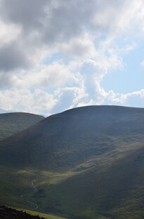 山峦云海间的自然美景