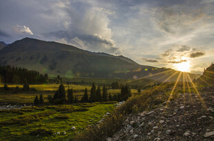 山间日落美景