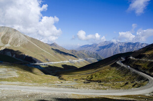 山间蜿蜒公路美景