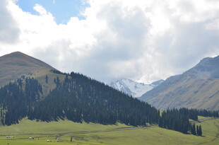 草原山峦间的壮美风光