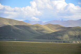 草原山峦间的壮美风光