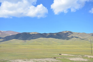 草原山峦蓝天美景