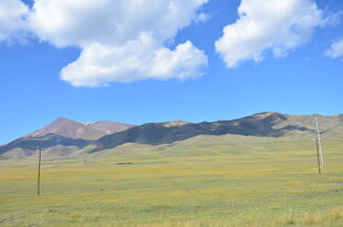 草原蓝天远山风景如画