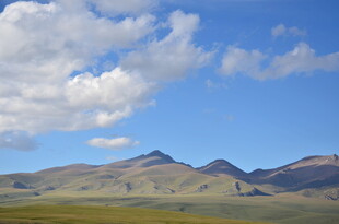 蓝天之下的壮美山峦