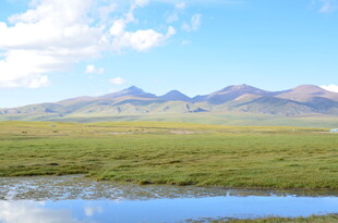 草原湖畔的壮丽山景