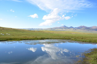 草原湖泊与远山壮丽风光