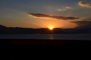 夕阳西下的美丽湖景