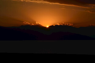 日落时分的壮丽天空景观