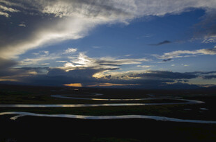 草原河畔日暮美景