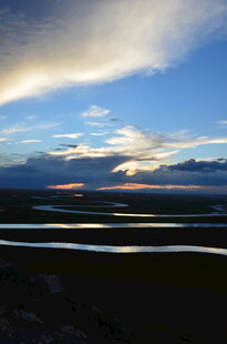 草原河畔的壮丽黄昏景色