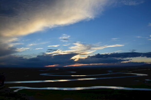 草原河畔壮丽日落景观